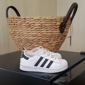 Sneakers & basket